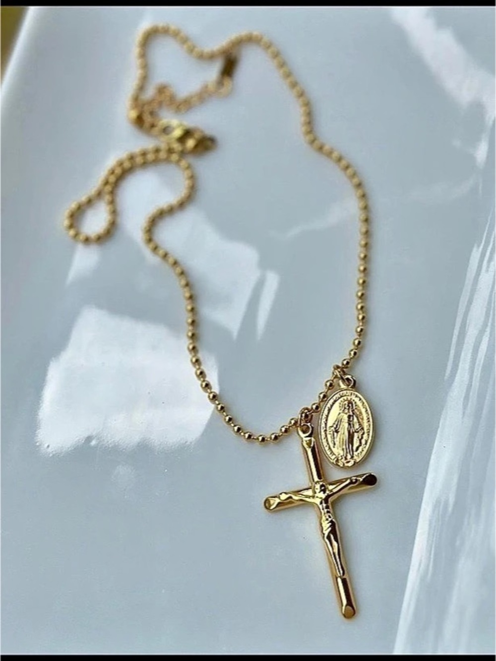 Gold-Tone Pendant Necklace Like New